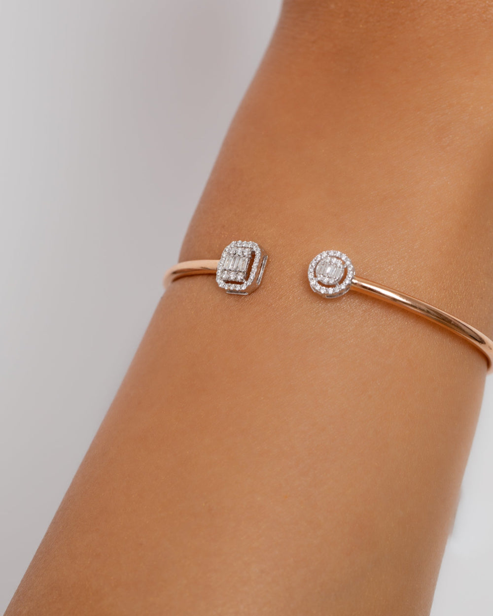 Baguette & Round Shape Diamonds Bangle - 18K Gold - RA9268